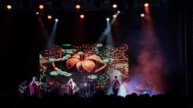 Penampilan grup musik Rida Sita Dewi, di acara Festival Mesin Waktu, di JIExpo Kemayoran, Jakarta Pusat, Sabtu (17/8). Foto: Helmi Afandi Abdullah/kumparan