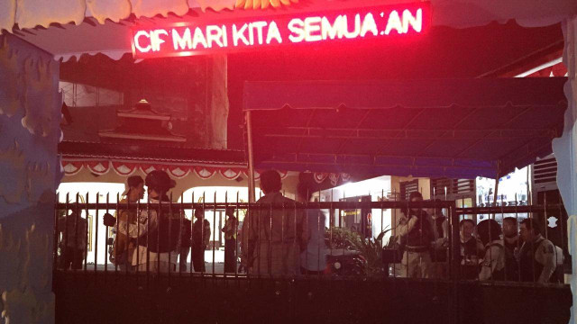 Suasana Mapolsek Wonokromo usai penyerangan orang tak dikenal kepada anggota polisi. Foto: Yuana Fatwalloh/kumparan