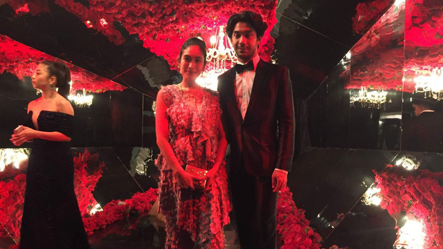Reza Rahadian (kanan) saat menghadiri Resepsi Royal Wedding anak Raam Punjabi di Bali. Foto: Denita BR Matondang/kumparan