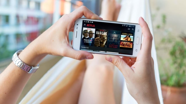 Ilustrasi menonton Netflix. Foto: Shutter Stock