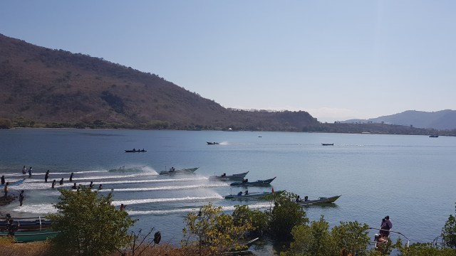 Perahu yang melakukan balapan. Foto: Info Dompu