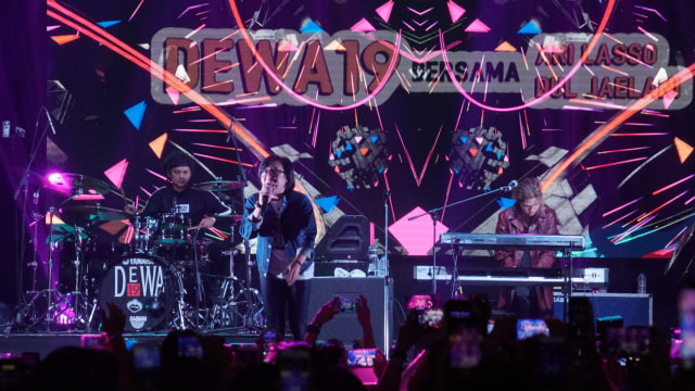 Penampilan Dewa 19 bersama Ari Lasso dan Dul Jaelani di Festival Mesin Waktu 2019. Foto: Helmi Afandi Abdullah/kumparan