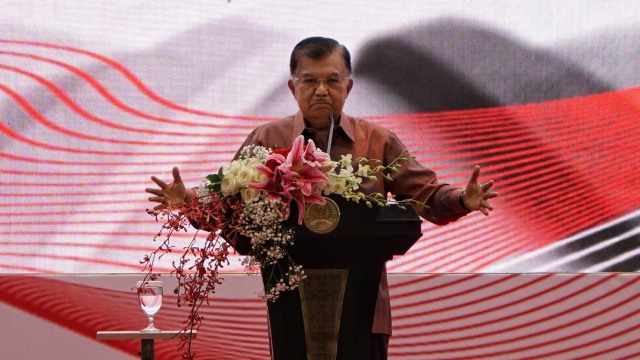 Wapres Jusuf Kalla memberi sambutan di acara Peringatan Hari Konstitusi di Gedung MPR. Foto: Jamal Ramadhan/kumparan