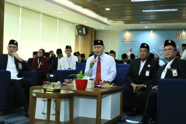 Direktur Utama BNI Syariah, Abdullah Firman Wibowo (kedua dari kiri) bersama SEVP Bisnis Ritel dan Jaringan BNI Syariah Iwan Abdi (paling kiri); dan Pemimpin Divisi Pembiayaan Konsumer BNI Syariah, Moh. Samson (paling kanan) ketika melakukan pembukaan  program Merdeka Berhasanah 2019, salah satunya pre approval pembiayaan Griya IB Hasanah dan Fleksi iB Hasanah hanya dalam waktu 1,7 jam