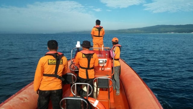 Tim SAR masih terus melakukan pencarian di sekitar lokasi terbakarnya KM Izhar. Foto: Dok Basarnas Kendari.
