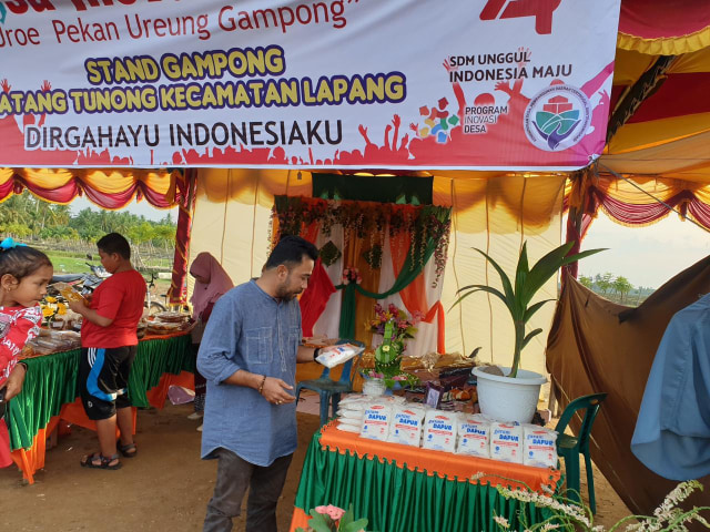 Razali Abu, Anggota DPRK Aceh Utara Periode 2019-2024 dari Partai Aceh sedang melihat produk unggulan yaitu Garam yang diproduksi oleh CV. Peunawa Gampong Matang Tunong Kecamatan Lapang, Aceh Utara, pada acara Bursa Inovasi Desa, Minggu (18/8/2019). [Fadel Aziz Pase]