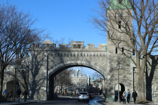 Gerbang utama Old Quebec yang menghubungkan kota tua dengan jalan protokol Quebec City. (Sumber: Dok. Pribadi)