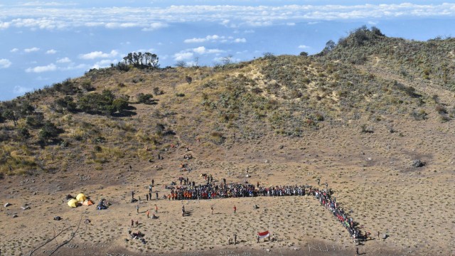 Peringatan HUT ke-74 RI di Gunung Lawu. Foto: ANTARA FOTO/Siswowidodo