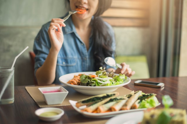com-Sun Life, ilustrasi mengonsumsi makanan yang sehat Foto: Shutterstock