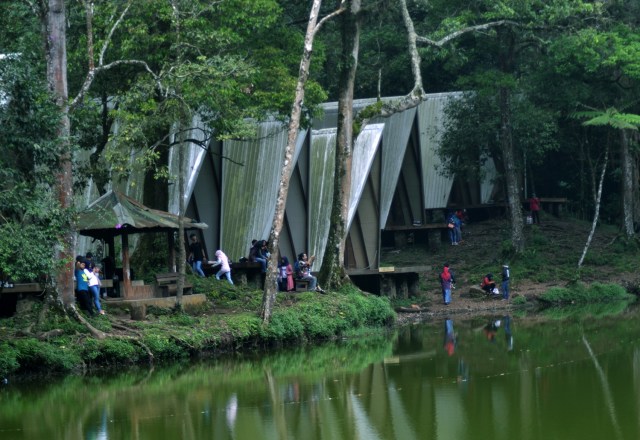 Taman wisata Telaga Warna, kawasan puncak, Bogor, Jawa Barat (Foto: Jamal Mahfudz)
