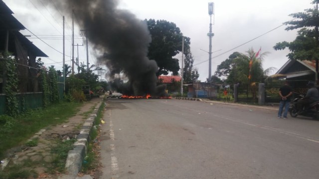 Massa melakukan aksi pembakaran di akses jalan menuju Bandara Rendani, Manokwari, Papua Barat, Senin (19/8). Foto: Balleo News