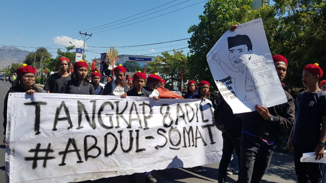 Aksi demo yang digelar oleh PMKRI Cabang Maumere pada Senin (19/8) pagi terkait dugaan penistaan agama dalam video ceramah Ustaz Abdul Somad. Foto oleh: Mario WP Sina,florespedia.com