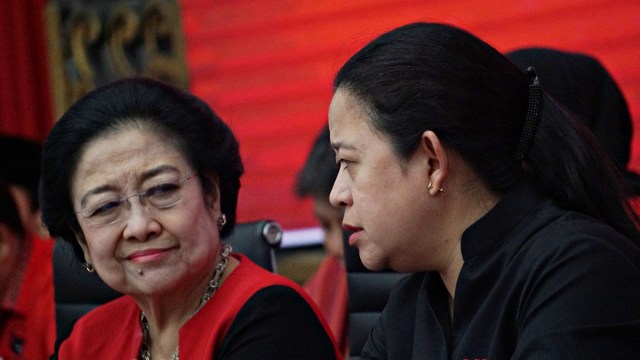 Ketua Umum DPP PDI Perjuangan, Megawati Soekarnoputri bersama Puan Maharani sebelum melantik Tri Rismaharini sebagai Ketua Bidang Kebudayaan PDI Perjuangan di DPP PDIP, Jakarta, Senin (19/8). Foto: Fanny Kusumawardhani/kumparan