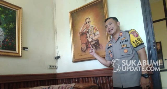 Kapolres Sukabumi Kota AKBP Susatyo Purnomo Condro menunjukan lukisan dirinya yang dibuat seniman Sukabumi pada acara Sukabumi Art Festival yang berlangsung pada tanggal 19 hingga 23 Agustus mendatang, di Cafe Boendel, Kota Sukabumi. | Sumber Foto:Oksa BC