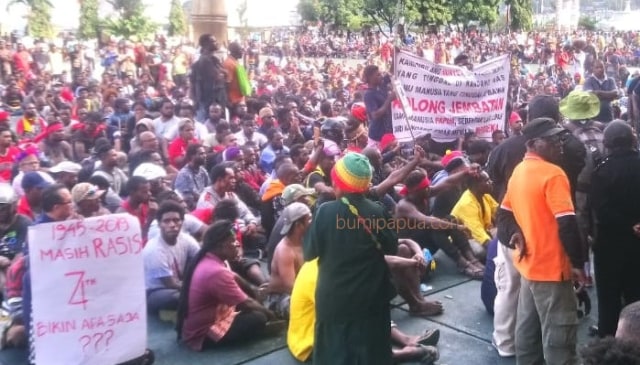 Aksi massa di Kantor Gubernur Papua. (BumiPapua.com/Pratiwi)