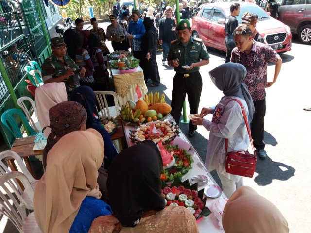 Tradisi kebudayaan lokal Babarit yang dianggap sebagian warga masyarakat di Kabupaten Kuningan, bertujuan mengusir segala mara bahaya dan malapetaka. (Andry)