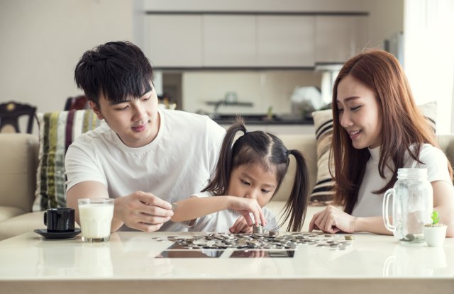 Ilustrasi orang tua mengajarkan anak untuk menabung sejak dini Foto: Shutterstock