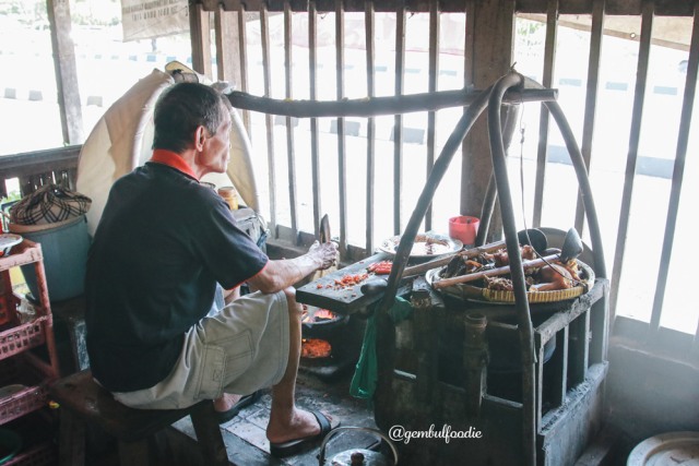 Pak Nano sedang menyiapkan pesanan pelanggan satenya. Photo by @gembulfoodie