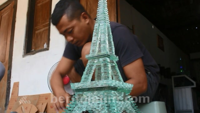 Miran saat menunjukkan hasil karyanya yang terbuat dari limbah kaca [Foto: Istimewa]
