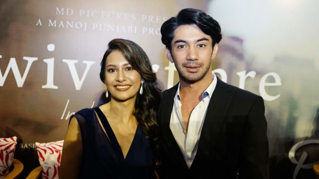 Artis Raihanun (kiri) bersama Reza Rahadian saat hadir di press screening film Twivortiare di Plaza Indonesia, Jakarta. Foto: Ronny