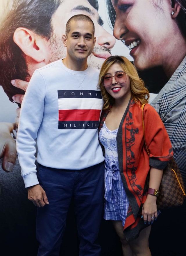 Aktor Okan Cornelius bersama May Lee saat hadir di press screening film Twivortiare di Plaza Indonesia, Jakarta. Foto: Ronny
