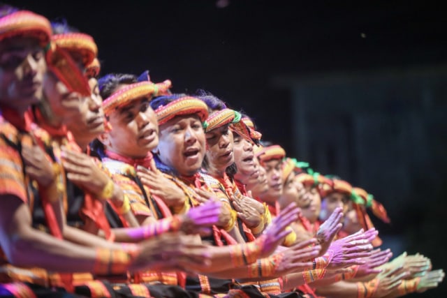 Gerakan penari Saman saat tampil dalam pembukaan Festival Tari Saman di Gayo Lues, Aceh. Foto: Suparta/acehkini 
