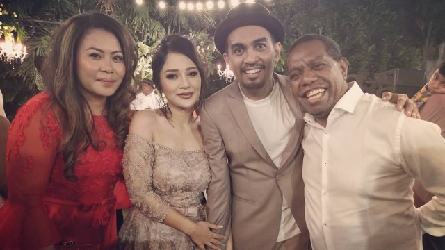 Glenn Fredly dan Mutia Ayu berfoto bersama Edo Kondologit Foto: IG @agustineligo