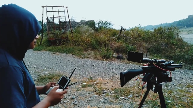 Efendi Tiro saat melakukan uji coba perangkat pengendali senapan yang dirancangnya. Foto: Dok. Pribadi 