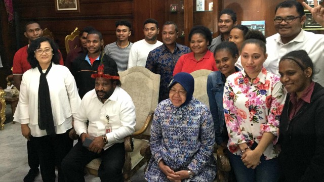 Wali Kota Surabaya Tri Rismaharini bertemu dengan Staf Presiden khusus wilayah Papua, Lenis Kogoya di rumah dinasnya Jalan Sedap Malam, Surabaya, Selasa (22/8). Foto: Yuana Fatwalloh/kumparan