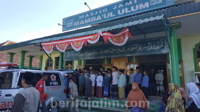 Para santri Ponpes Mamba'ul Ulum saat melihat jenazah korban dibawa dengan ambulans PMI Kabupaten Mojokerto. Foto: Misti/beritajatim