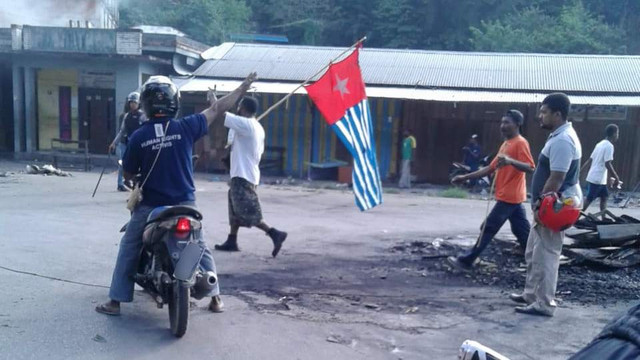 Massa bawa bendera Bintang Kejora di Fakfak. Foto: Dok. Istimewa