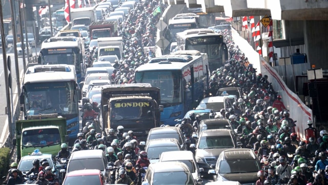 Sejumlah kendaraan terjebak macet di kawasan Jalan Gatot Subroto, Jakarta. Foto: Iqbal Firdaus/kumparan