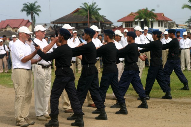 Seremonial upacara penyerahan senjata GAM terakhir ke Tim AMM, 21 Desember 2005. Foto: Adi Warsidi 