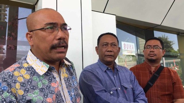 Ketua Forum Warga Kota Jakarta, Azas Tigor Nainggolan (kiri). Foto: Lutfan Darmawan/kumparan