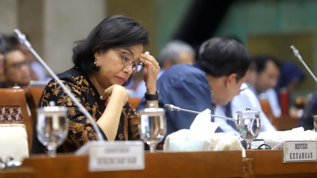 Menteri Keuangan Indonesia Sri Mulyani (kiri) menghadiri Rapat Kerja bersama komisi XI di  Kompleks Parlemen, Senayan, Jakarta Pusat, Rabu (21/8). Foto: Helmi Afandi/kumparan