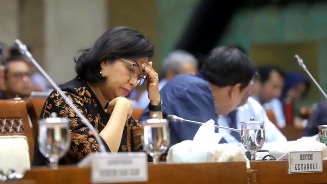 Menteri Keuangan Indonesia Sri Mulyani (kiri) menghadiri Rapat Kerja bersama komisi XI di Kompleks Parlemen, Senayan, Jakarta Pusat, Rabu (21/8). Foto: Helmi Afandi/kumparan