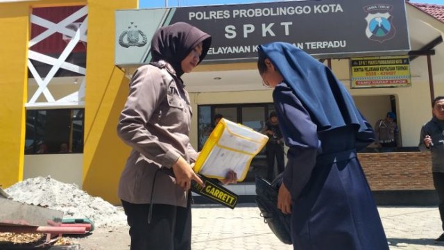 Antisipasi Teror Wonokromo, Pengunjung SPKT Diperiksa 