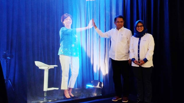XL Axiata dan Menkominfo Rudiantara (tengah) menguji jaringan 5G untuk komunikasi virtual hologram. Foto: XL Axiata