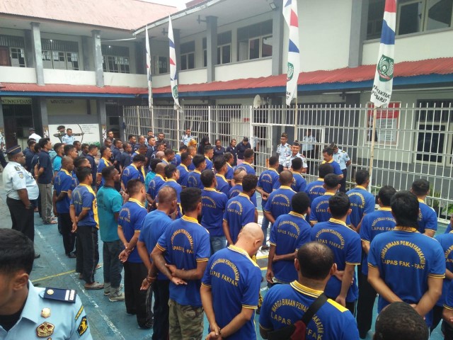 Suasana briefing dari petugas Lapas Fakfak terhadap napi penghuni Foto: Mohamad Adlu Raharusun