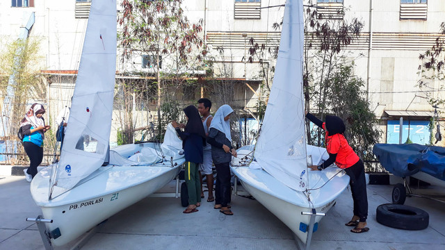 Atlet-atlet layar Indoensia tengah mempersiapkan peralatan jelang latihan di kawasan Ancol, Jakarta Utara. Foto: Aditia Rizki Nugraha/kumparan