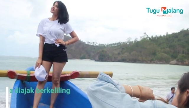 Salah seideoorang wisatawan berfoto di Pantai Wedi Awu, Sidodadi, Kabupaten Malang. Foto: bayu eka novanta/tugumalangid