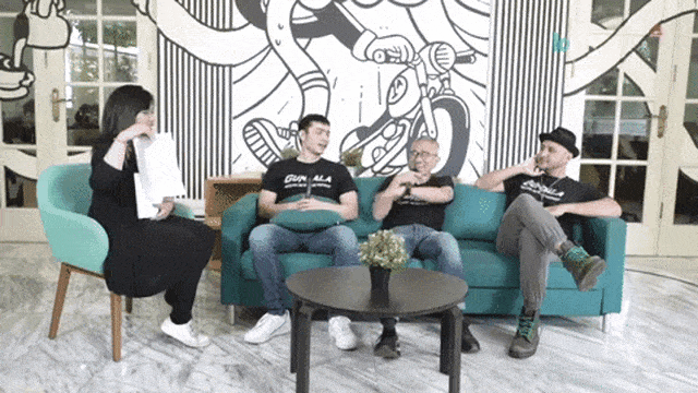 Host Anissa Sadino main games tebak superhero dengan Abimana Aryasatya, Lukman Sardi, dan Aqi Singgih di kumparan Foto: YouTube.com/kumparan