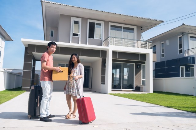 Ilustrasi ibu hamil dan suaminya sedang pindah rumah Foto: Shutterstock
