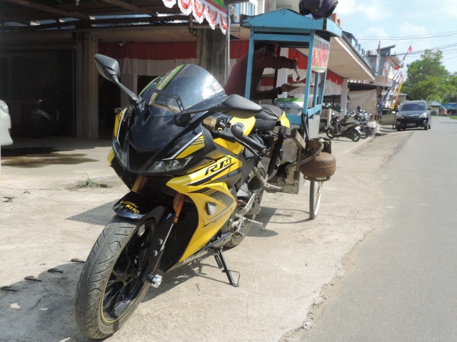 Anjar mengaku menggunakan Yamaha R15 sebagai penarik gerobaknya agar berbeda dari pedagang lainnya. Foto: Dina Mariana/Hi!Pontianak