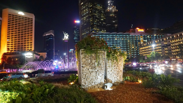 Instalasi Batu Gabion di lokasi bekas instalasi bambu Getah Getih di dekat Bundaran Hotel Indonesia, Jakarta Pusat. Foto: Irfan Adi Saputra/kumparan