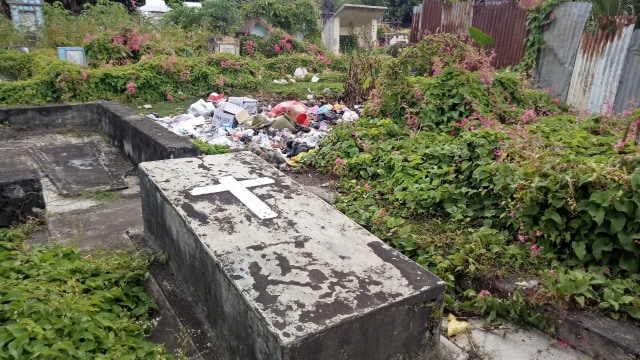 Sampah rumah tangga tertumpuk di beberapa sisi Makam Belanda. Foto: Rajif Duchlun/cermat