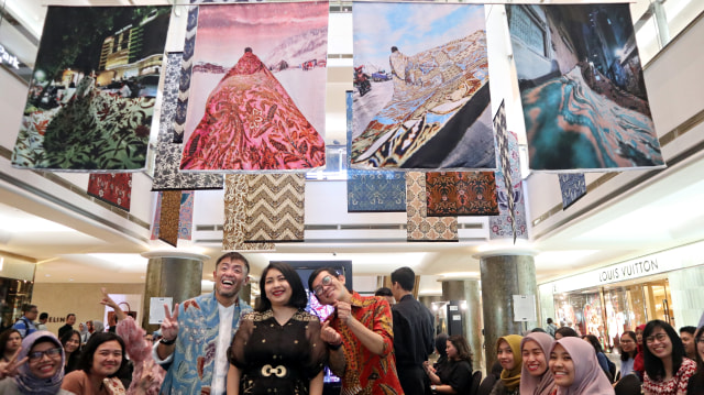 Erza, Era, dan Alexander berfoto dalam pameran "Colours From Home" Foto: Helinsa Rasputri/kumparan