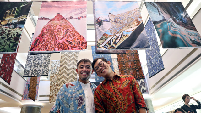 JuxDuo (Erza dan Alexander Thian) di antara karya fotografi mereka Foto: Helinsa Rasputri/kumparan