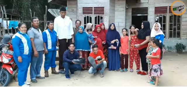 ARMENDA Jamel alias Emen berfoto bersama orantuanya dan kawan-kawannya di depan rumah, Kelurahan Banjar XII, Tanah Putih, Rokan Hilir, Riau. 