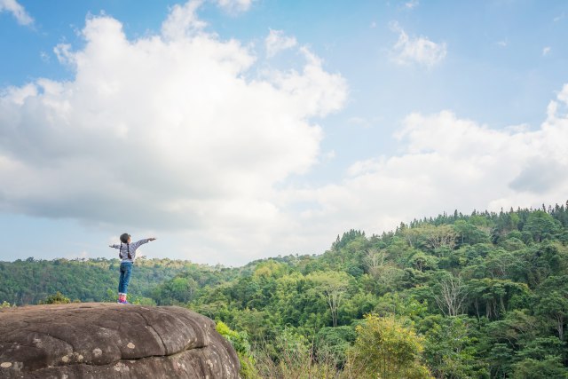 Anak Traveling ke Alam Foto: Shutter Stock